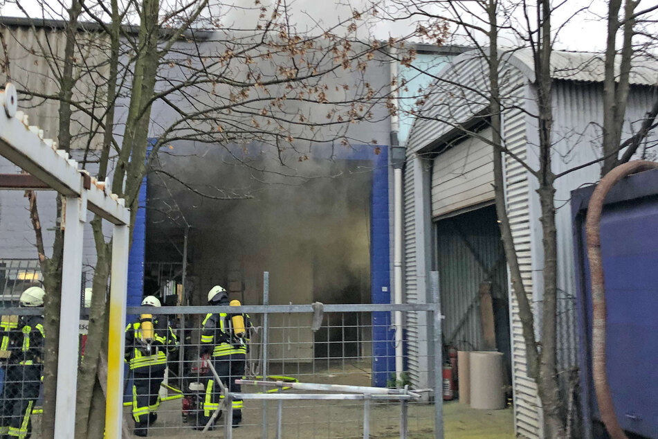In Langenfeld (Kreis Mettmann) haben Feuerwehrleute einen Brand in einer Lackiererei gelöscht.
