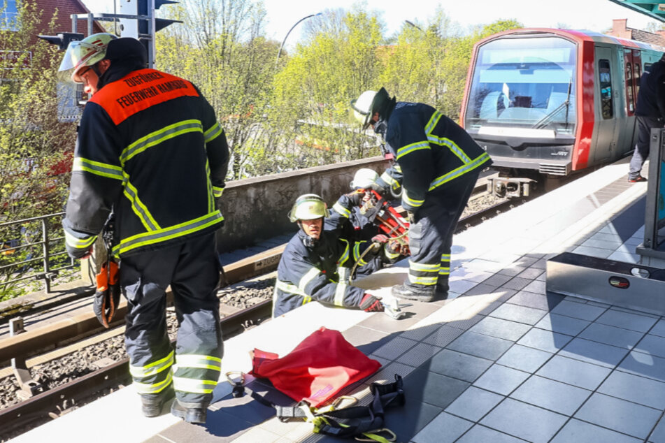 Einsatzkräfte stehen an der Unglücksstelle.