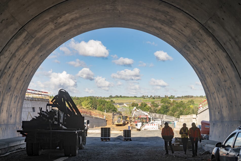 Im Tunnel beginnen schon bald die Fahrbahnarbeiten.