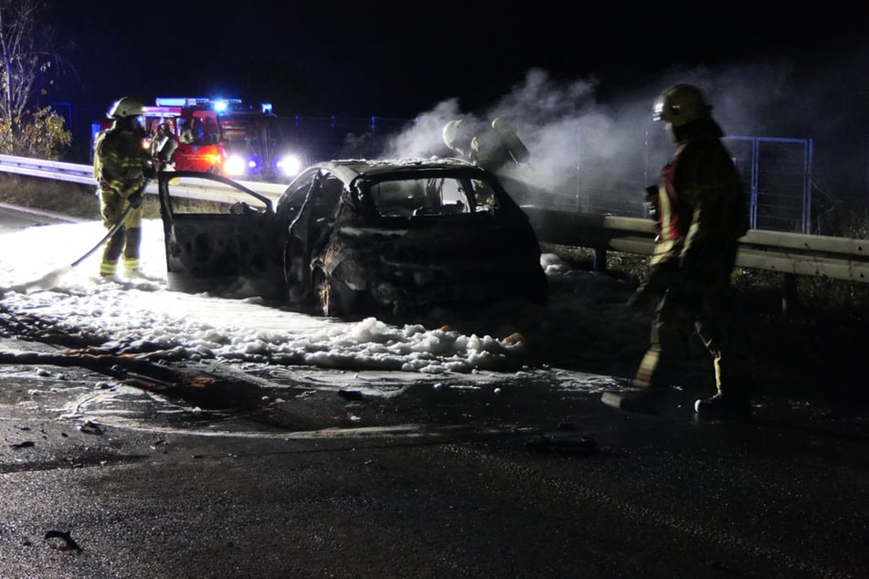 Der Opel brannte komplett aus.