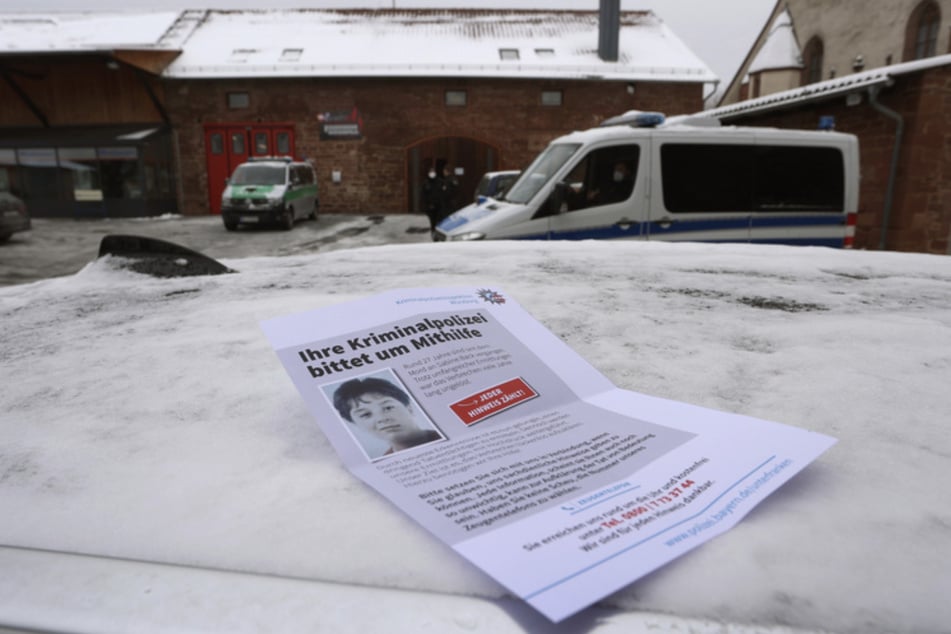 Ein Flugblatt, auf dem die Bevölkerung um Hinweise auf einen Mordfall in Karlstadt (Opfer: Sabine Back) gebeten wird, liegt auf einem Autodach.