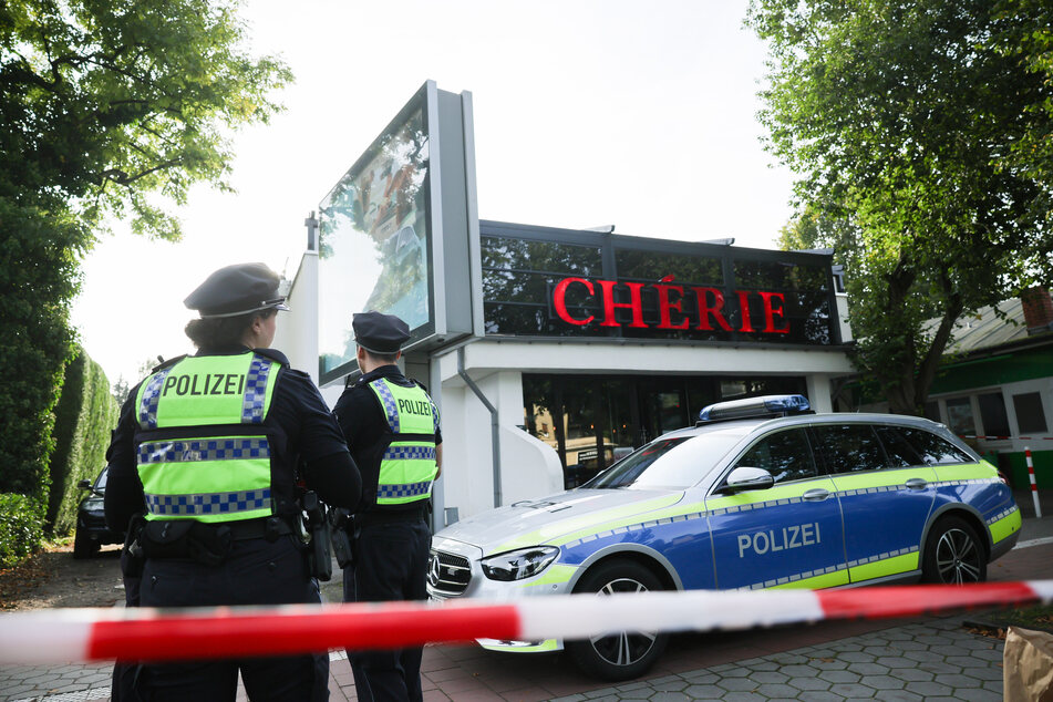 Polizeibeamte stehen vor einer Shisha-Bar im Hamburger Stadtteil Sasel.