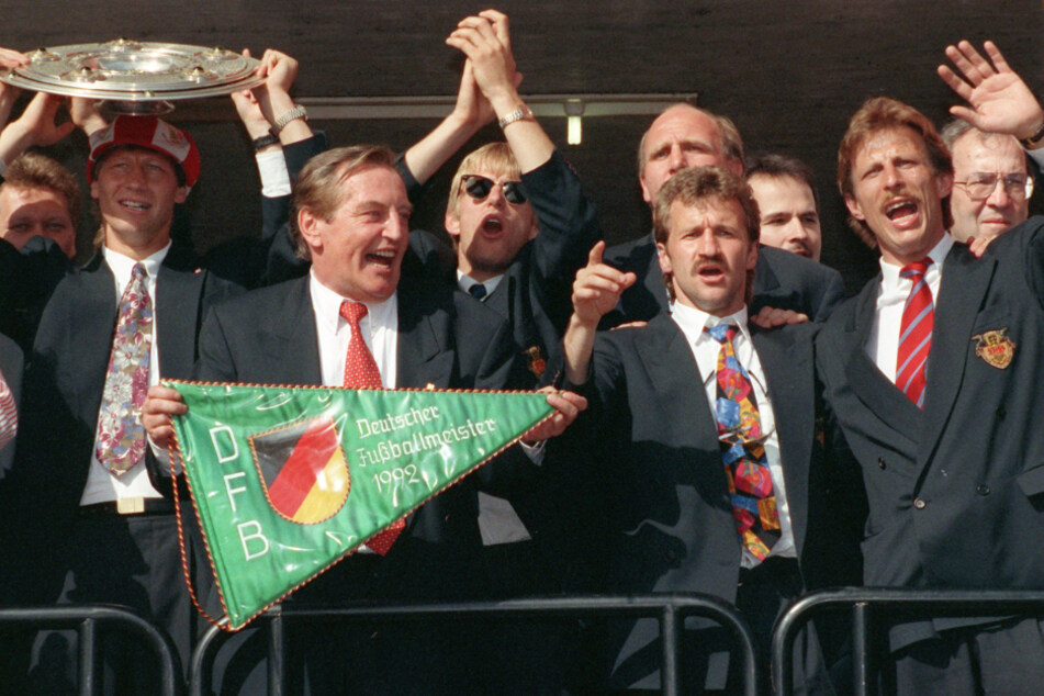 Die damaligen VfB-Spieler Guido Buchwald (l), Manfred Kastl (M), Fritz Walter (2.v.r.) sowie Vereins-Präsident Gerhard Mayer-Vorfelder (2.v.l.) und Trainer Christoph Daum (r) jubeln 1992 im Stuttgarter Neckarstadion über den Gewinn der deutschen Fußballmeisterschaft.