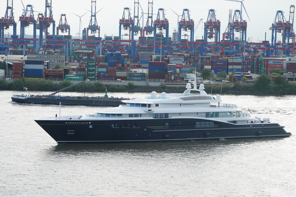 Die Mega-Jacht "Carinthia VII" liegt seit Montag in Hamburg.