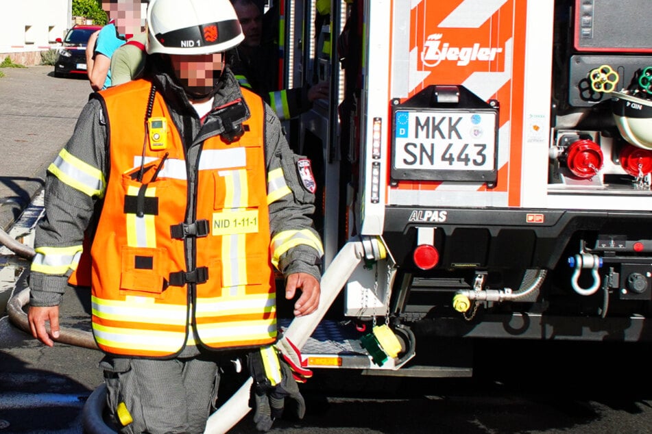Feuerwehrkräfte waren rasch vor Ort und löschten die Brandsätze, deren Flammen kein weiteres Material entzündet hatten.