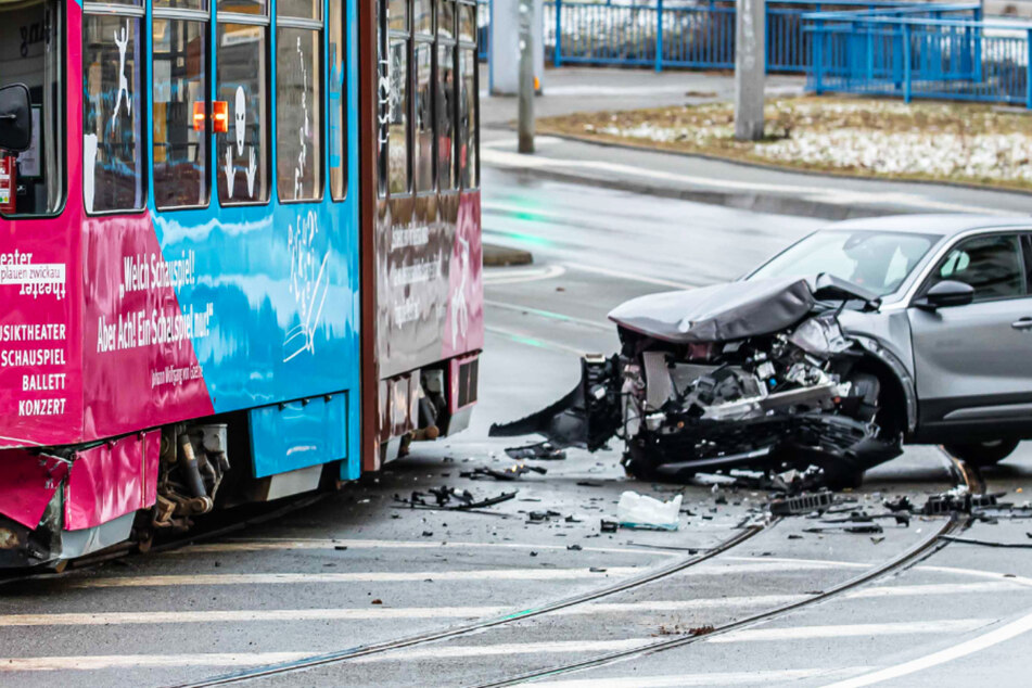 Schwerer Crash: Opel kracht mit Straßenbahn zusammen
