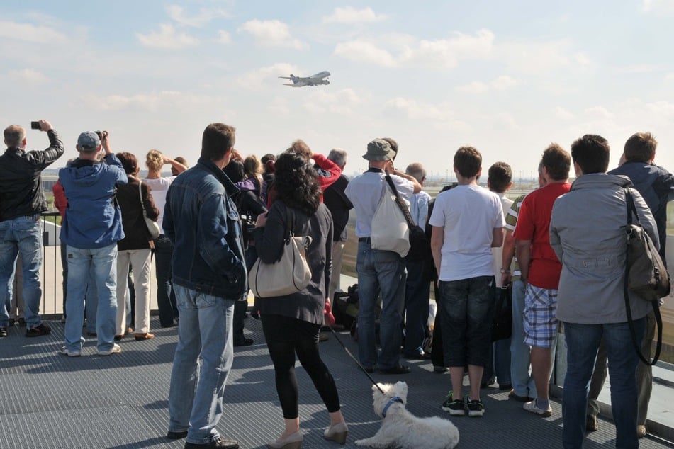 Sogenannte "Plane-Spotter" versammeln sich häufiger am Flughafen, um Starts und Landungen zu verfolgen. (Archivbild)