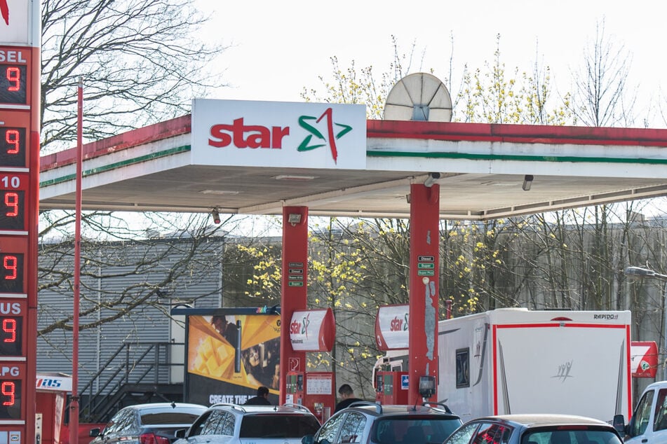Direkt vor der Star-Tankstelle in Quesitz passierte der Crash. (Symbolfoto)