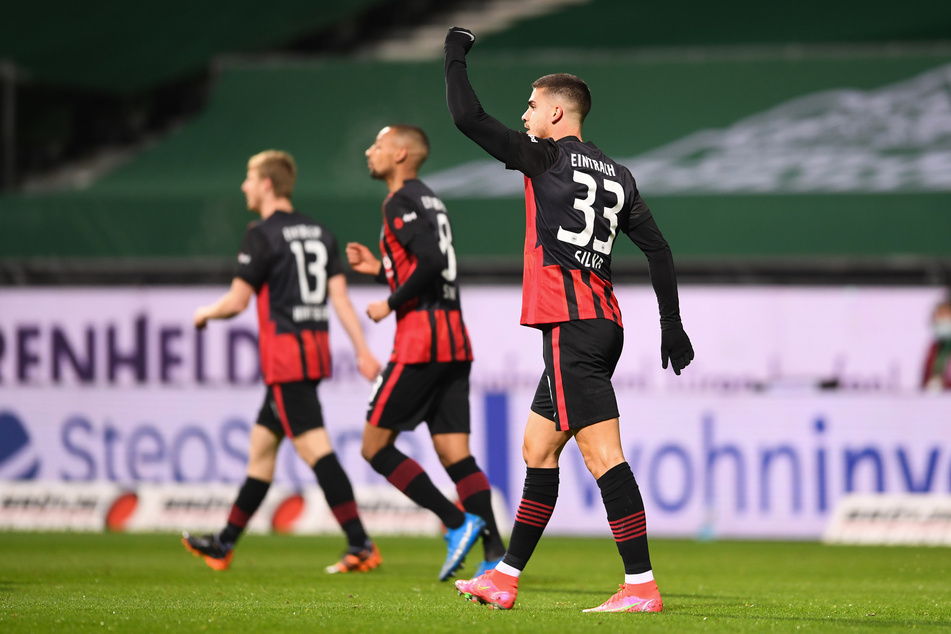Kaum wieder auf dem Platz, schon wieder getroffen: Eintracht Frankfurts André Silva (r.) erzielte das zwischenzeitliche 1:0 beim SV Werder Bremen.