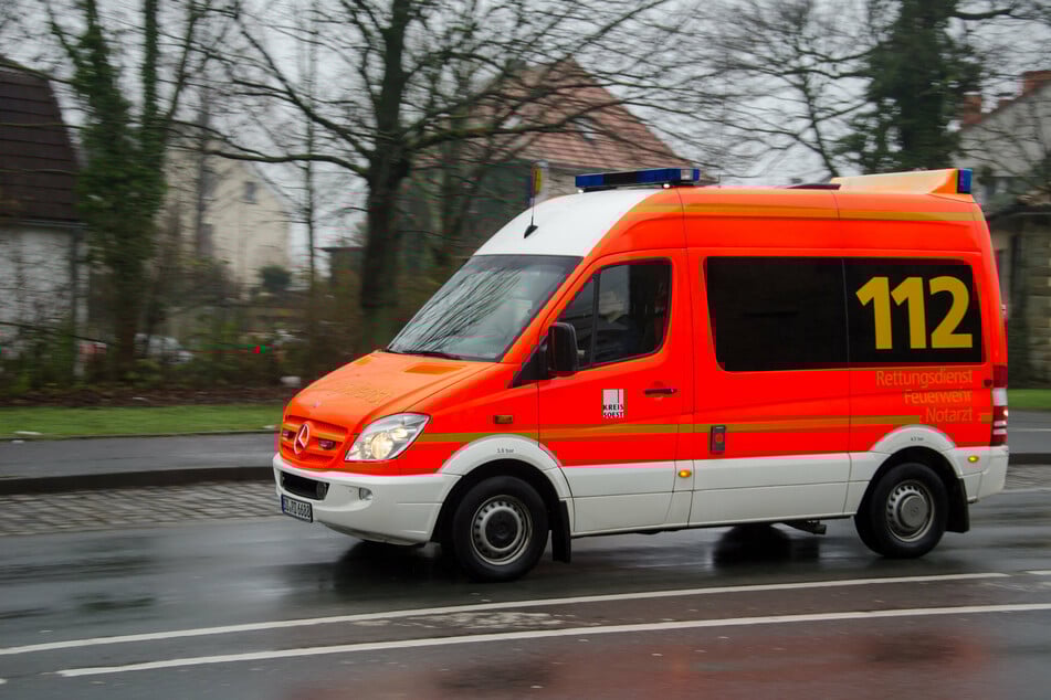 Für eine 21-jährige Beifahrerin ist nach einem schweren Unfall jede Hilfe zu spät gekommen. (Symbolbild)