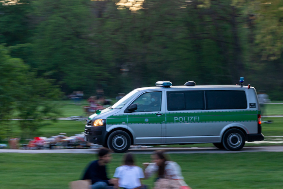 Ein Polizeibus fährt durch den Englischen Garten. Eine Streife müsse dort einen Exhibitionisten festnehmen. (Symbolbild)