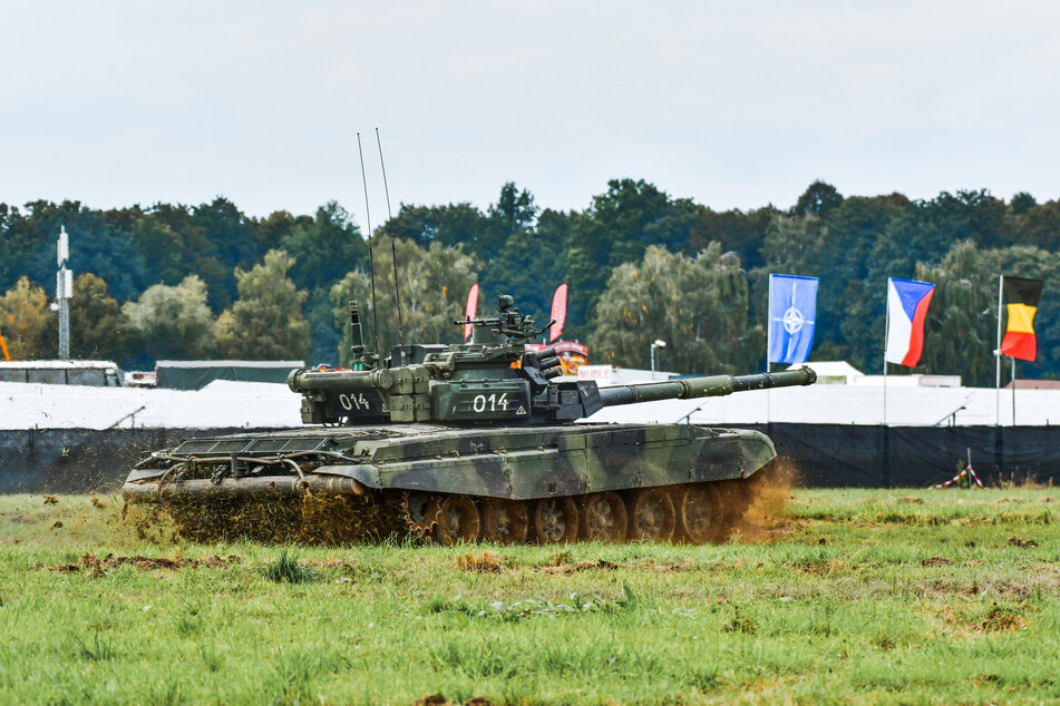 Tschechien lieferte viele Waffensysteme aus sowjetischer Produktion an die bedrohte Ukraine und bekommt dafür im gegenzug deutsches Kriegsgerät. Hier ein T-72 der tschechischen Armee bei einer NATO-Übung.