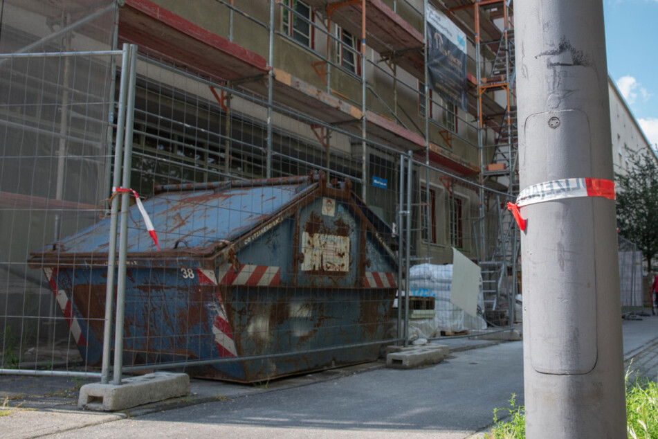 Die Polizei geht von einem Tötungsdelikt aus. Der Mann starb auf der Baustelle in Köln-Riehl
