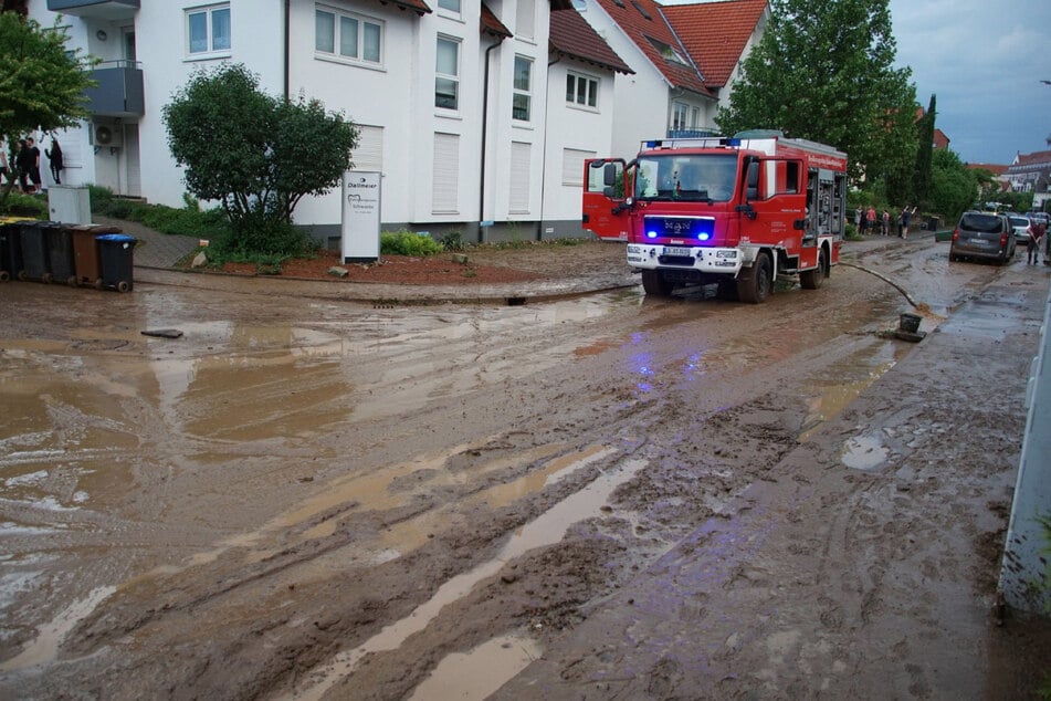 In Oberstenfeld (Baden-Württemberg) war eine Straße voller Schlamm bedeckt. Keller wurden überflutet.