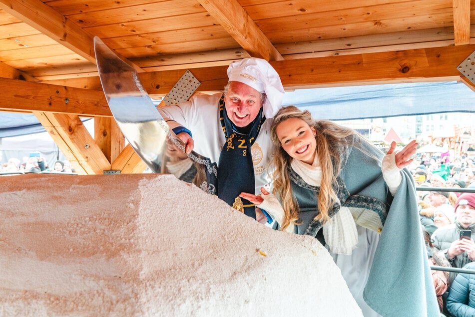 Bäckermeister Reiner Israel (72) schnitt den Stollen an. Neben ihm lacht Johanna Worm (17), das Stollenmädchen.