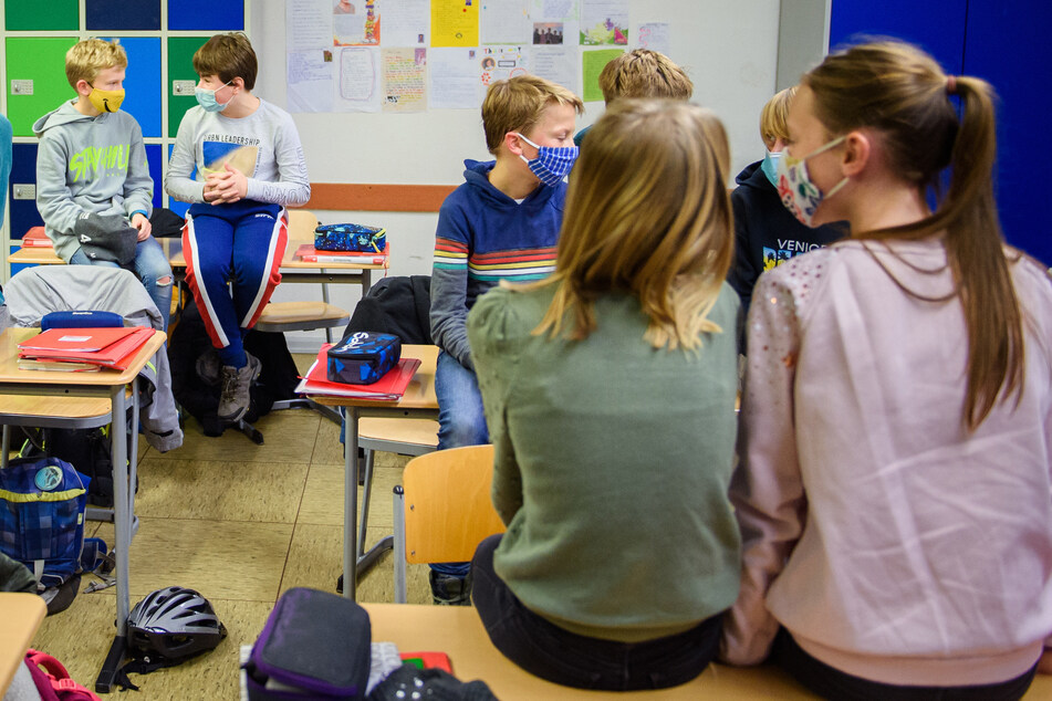 Wenn die Zahl der Neuinfektionen über einem bestimmten Grenzwert liegt, sollen alle Schüler ab der 7. Klasse im Unterricht eine Mund-Nasen-Bedeckung tragen.