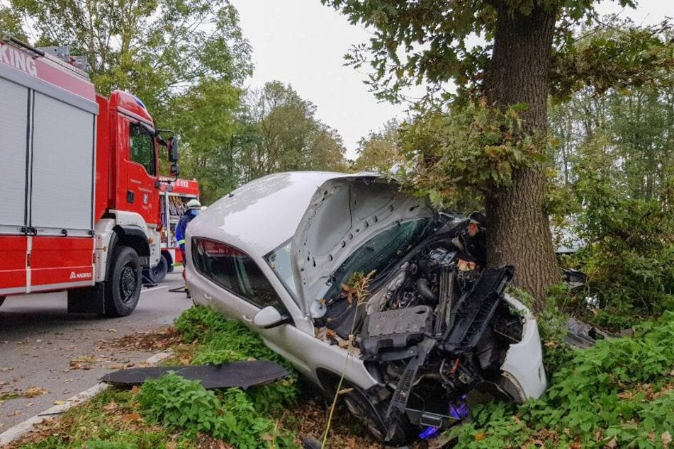 Nach der Schleuderfahrt rammte der Pkw einen Baum.