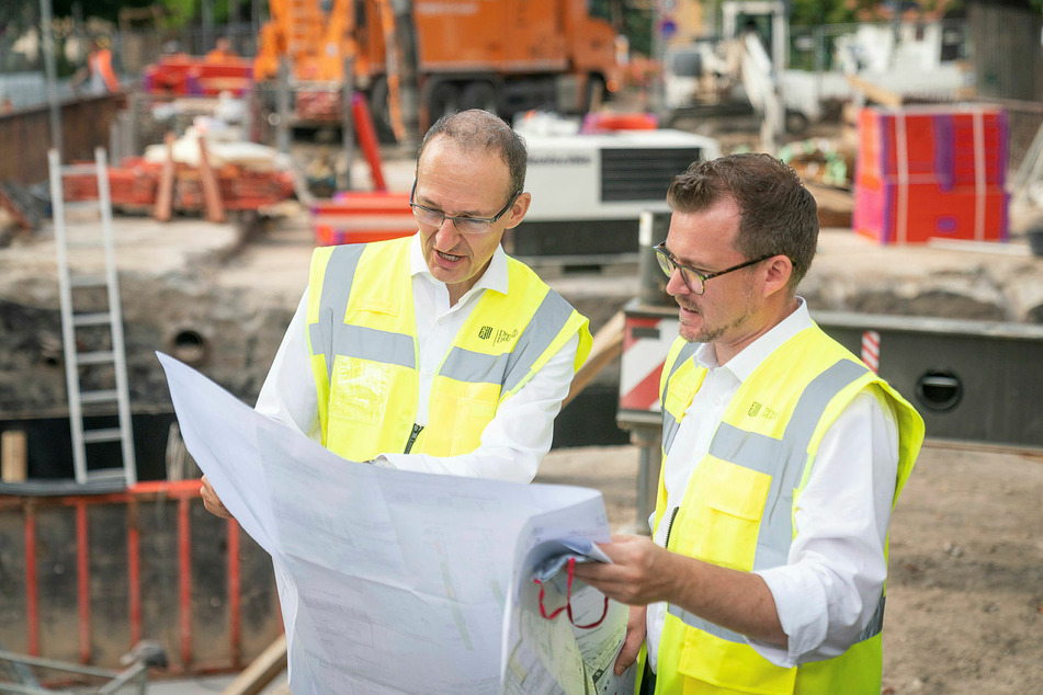 Robert Franke (43, l.) vom Straßen- und Tiefbauamt sowie Baubürgermeister Raoul Schmidt-Lamontain (43, Grüne) informieren zum Bauablauf.