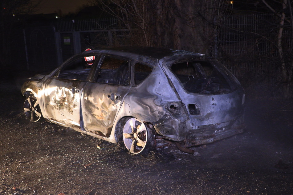 Auch ein Auto in Leipzig-Abtnaundorf wurde durch Feuer schwer beschädigt.