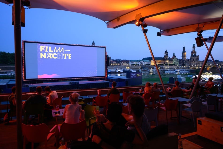 Um 21.30 Uhr läuft "Der Teufel trägt Prada 2" über die Kinoleinwand am Elbufer.