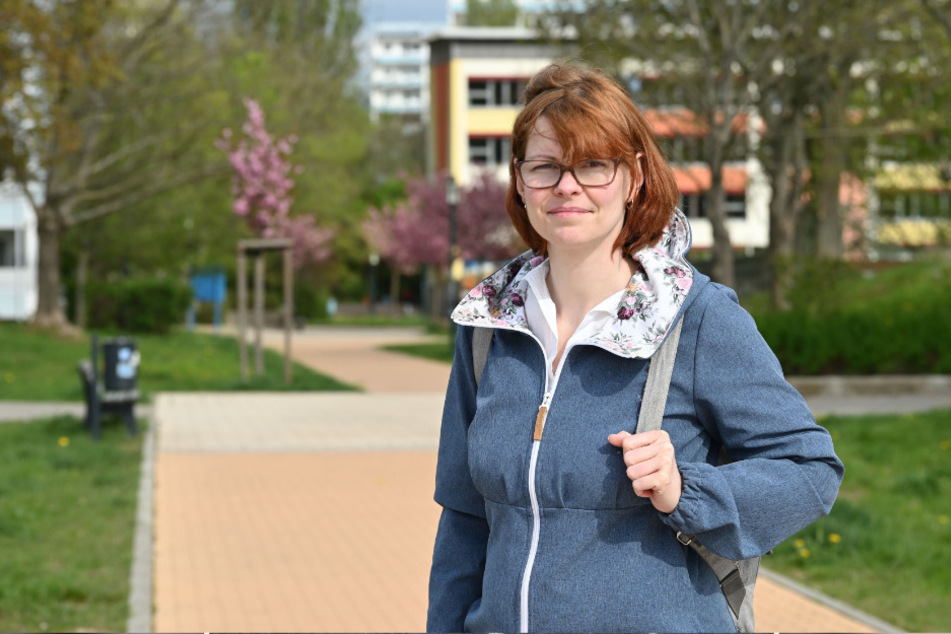 Stadträtin Sabine Brünler (39, Linke) möchte, dass der Spielplatz wieder von Kindern genutzt werden kann.