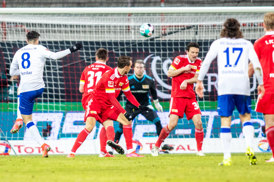 Eine der ganz wenigen Schalker Chancen: Doch Suat Serdars (l.) Schuss saust haarscharf am rechten Dreiangel vorbei.