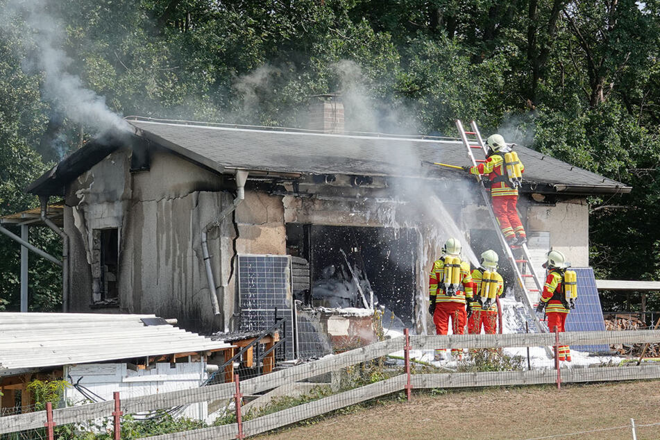 Die Feuerwehr kämpfte mit vereinten Kräften gegen den Brand.