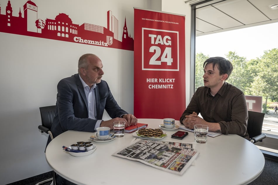 Fordert einen höheren Mindestlohn: SPD-Direktkandidat Detlef Müller (l.). Im TAG24-Büro stellte er sich den Fragen von Redakteur Gabriel Schwab.