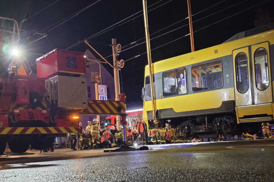 Mithilfe eines Krans wurde die Stadtbahn wieder eingegleist.