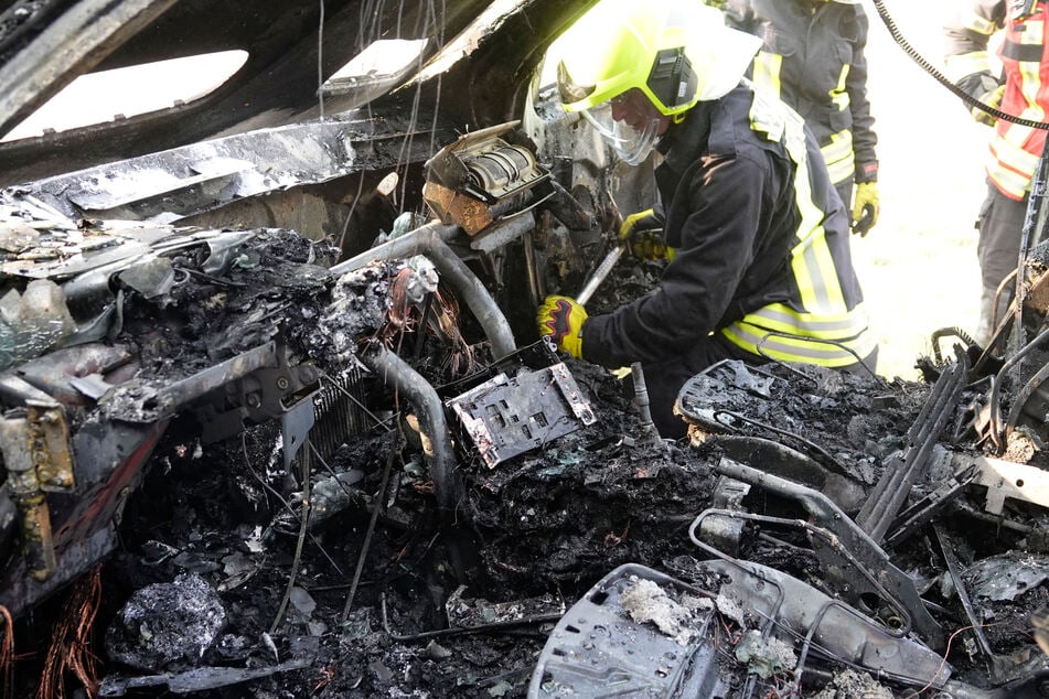 Das Feuer verwüstete den Innenraum des Fahrzeugs: Hier ist nichts mehr zu retten!