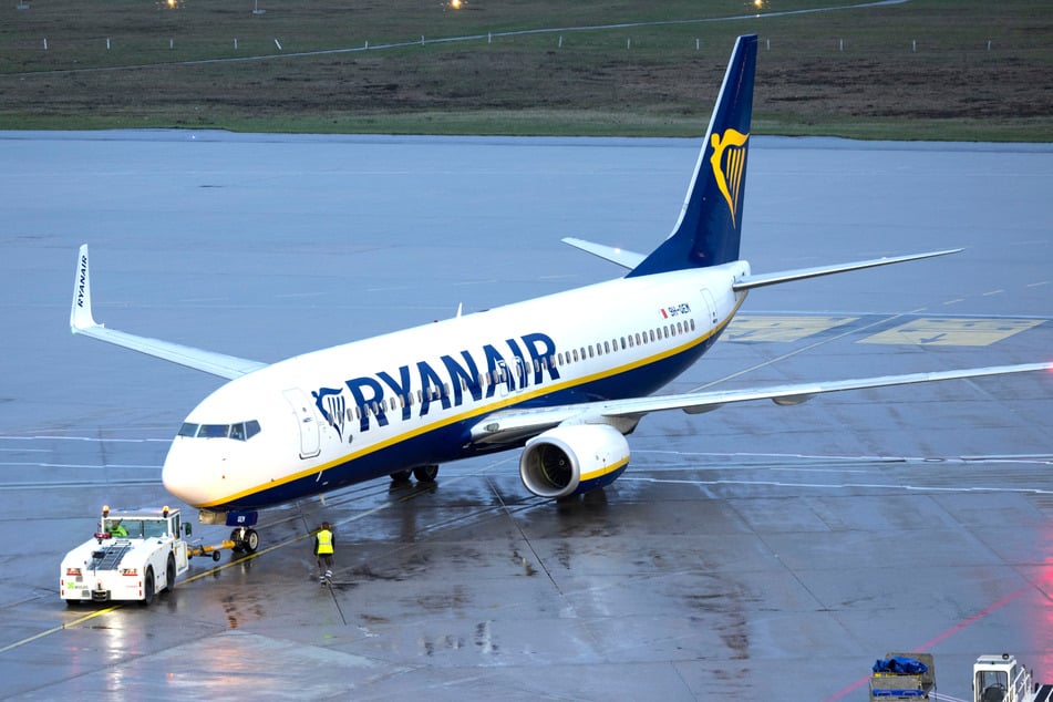 Die Kürzungen seien eine "direkte Folge des anhaltenden Unvermögens der Bundesregierung, die hohen Zugangskosten in Deutschland zu senken", begründet Ryanair den Schritt.
