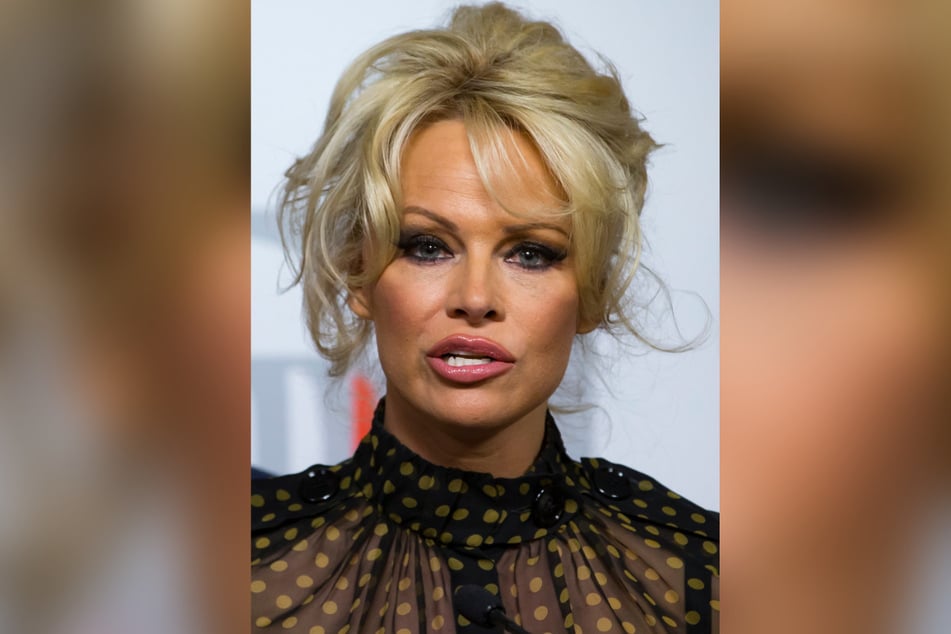 Eine gewisse Ähnlichkeit zu Pamela Anderson (55) ist vorhanden.
