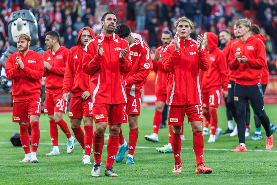 Die Spieler von Union Berlin feiern mit ihren Fans einen verdienten Sieg in der Alten Försterei.