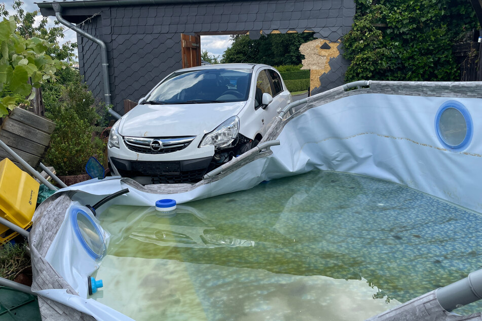 Kurioser Crash in Heilbad Heiligenstadt! Das Auto kam an einem Pool zum Stillstand.