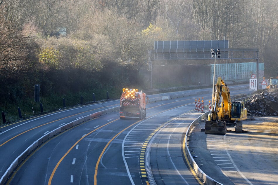 Eine Kehrmaschine der Autobahn GmbH beseitigt auf der Fahrbahn liegende Trümmer.