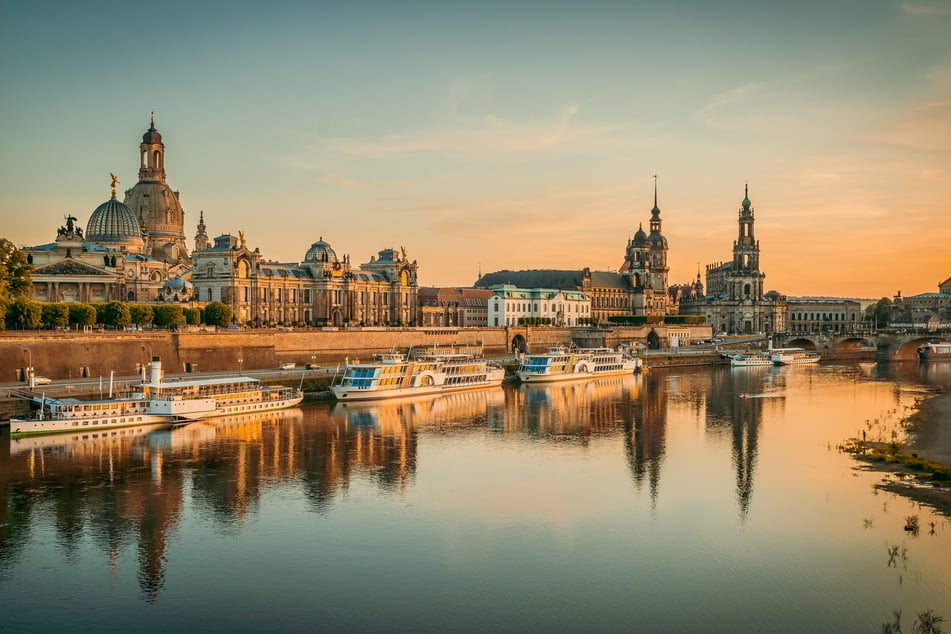 Vor der Brühlschen Terrasse in Dresden präsentiert sich die Elbe der ersten Großstadt auf ihrem Flusslauf in Richtung Nordsee.