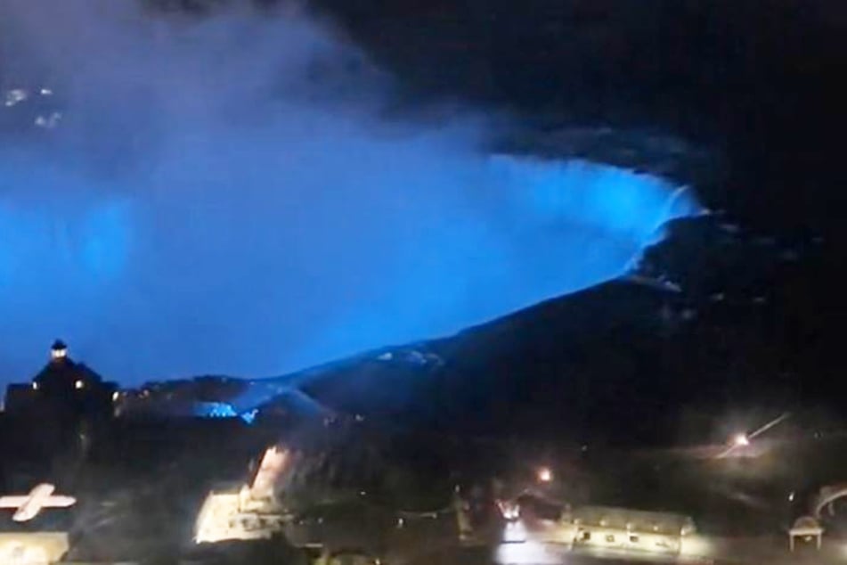 Was für ein Ausblick: Die gut beleuchteten Niagarafälle von weit oben.