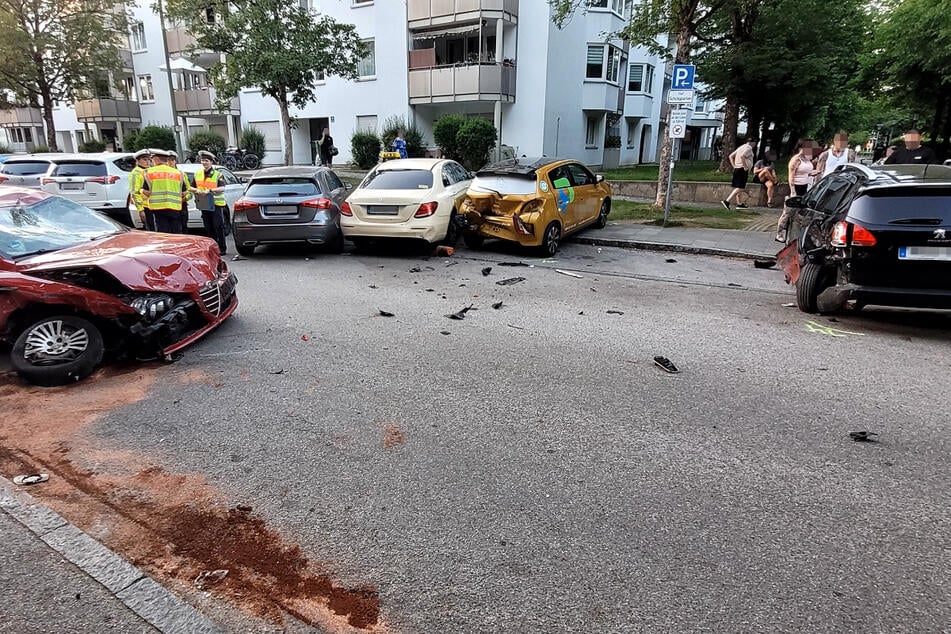 Das Trümmerfeld an der Therese-Giehse-Allee erstreckte sich über 80 Meter. Auch geparkte Autos nahmen Schaden.