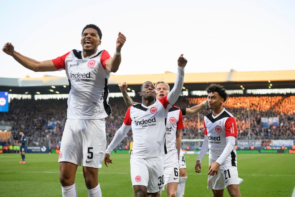 Michy Batshuayi (32, 2.v.l.) könnte Eintracht Frankfurt bereits in der kommenden Transferphase verlassen.