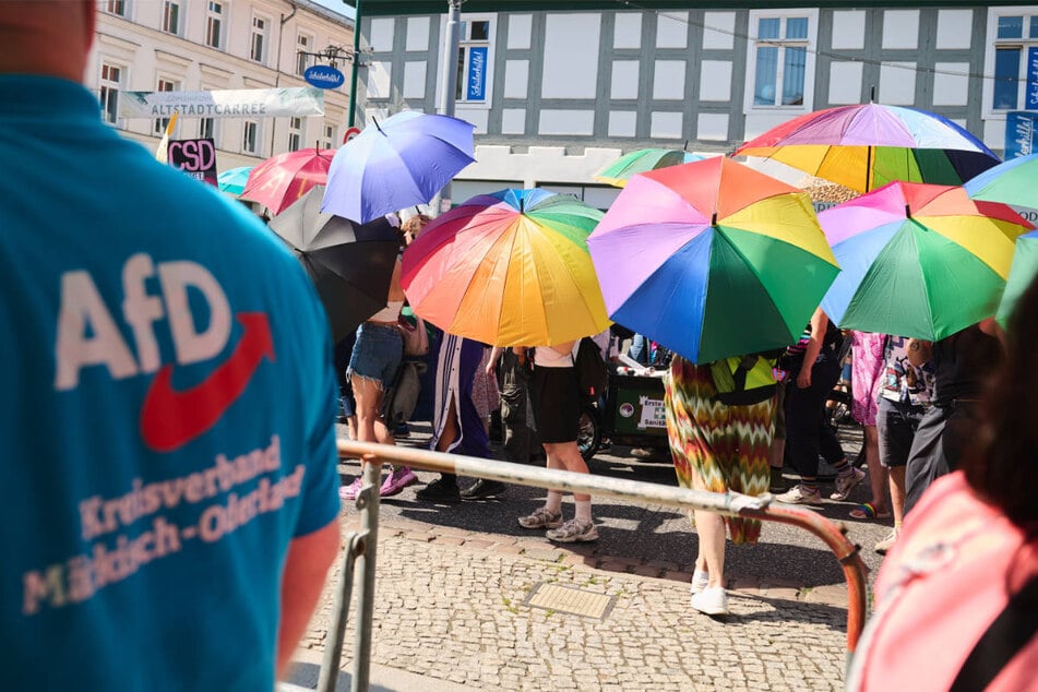 In unmittelbarer Nähe zu der CSD-Parade hat die AfD ein Sommerfest auf dem Marktplatz in Eberswalde veranstaltet.