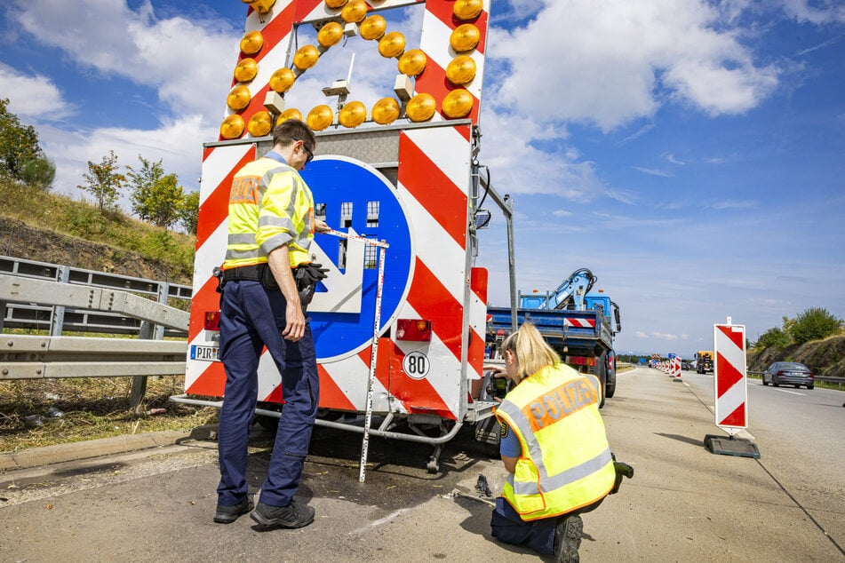 Polizisten dokumentierten den Schaden am Schilderwagen.