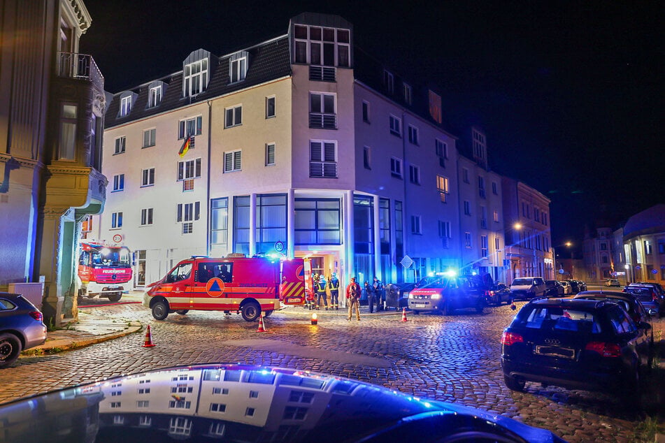 Blaulichteinsatz an einem Wohnhaus in Meerane: An einem Wohnhaus an der Leipziger Straße wurde Buttersäure verteilt.