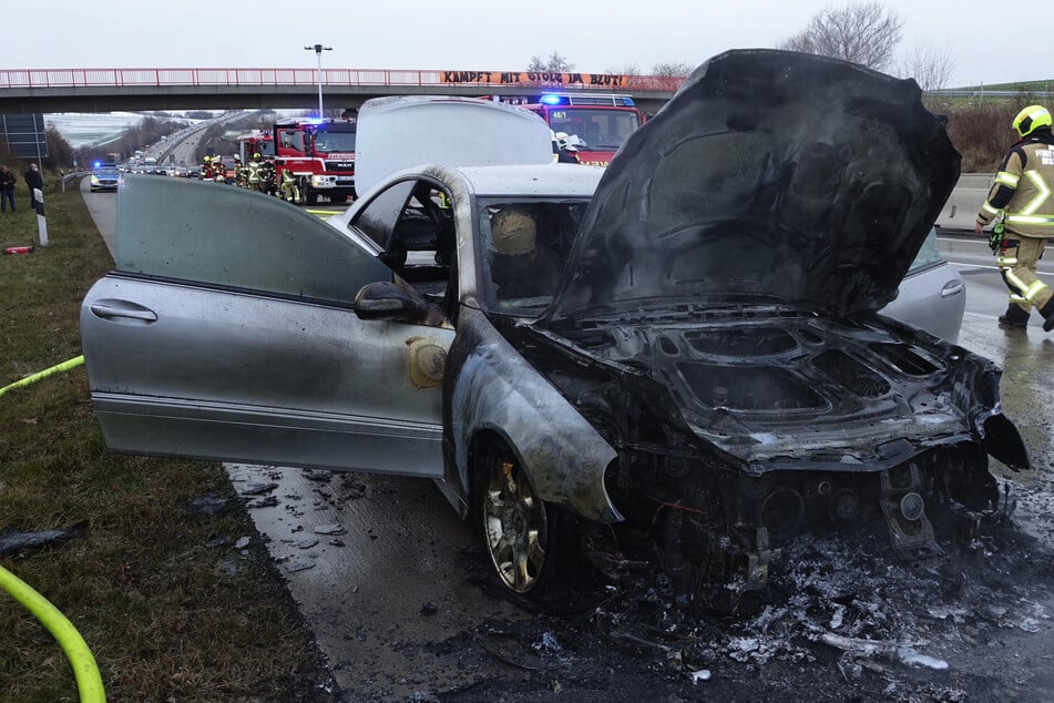 Unfall A4: Feuer auf der A4: Mercedes geht während der Fahrt in Flammen auf