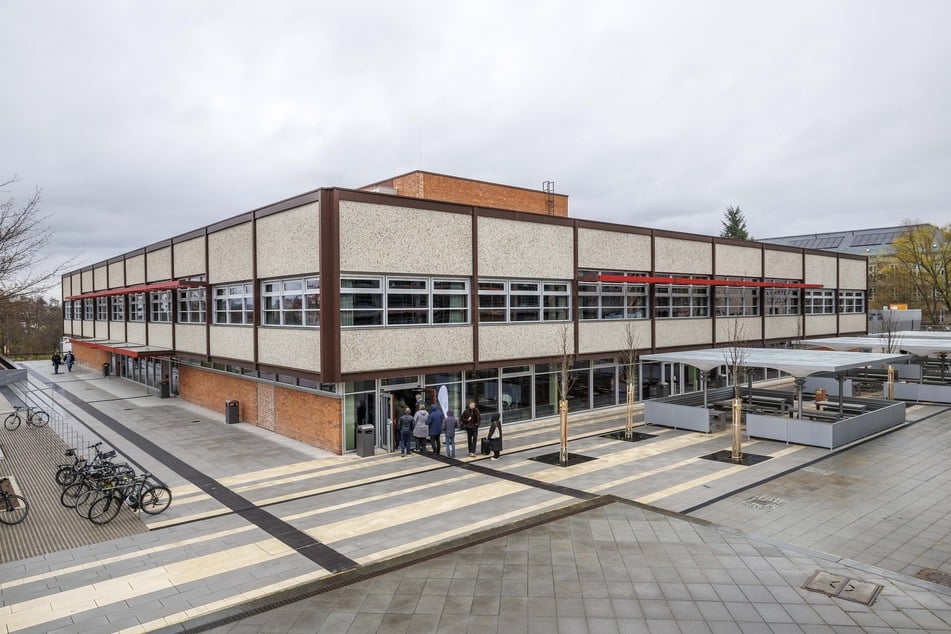 Für den Architekten Norbert Zimmermann war der Umbau der Neuen Mensa eine echte Herausforderung. Immer wieder musste er zwischen Erneuerung und Erhalt abwägen. Letzlich ist es ihm jedoch mehr als gelungen, den alten Charme des Gebäudes zu erhalten.