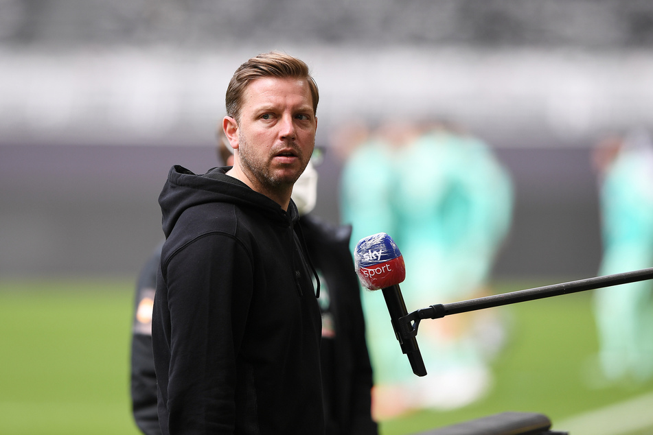Bremens Trainer Florian Kohfeldt (38) gibt vor Spielbeginn ein Statement ab.