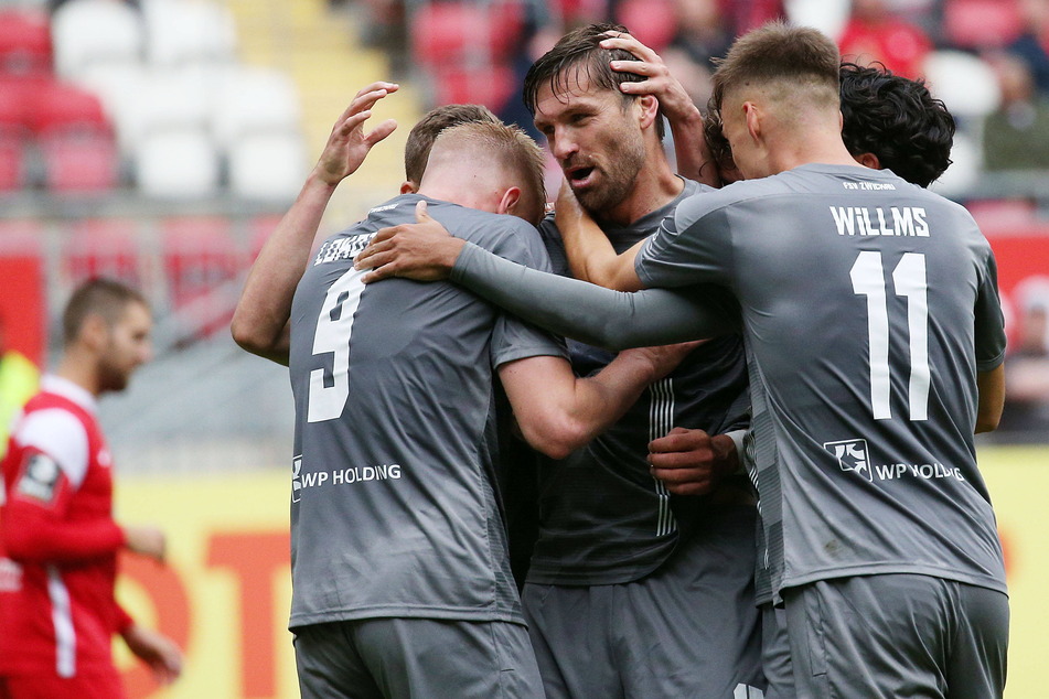 Routinier Ronny König (38, M.) wird von den Kollegen gefeiert.