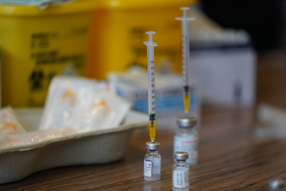 Bis einschließlich Montag haben nach Angaben des Robert Koch-Instituts (RKI) 75,8 Prozent der Menschen in Deutschland mindestens eine Impfung gegen das Coronavirus bekommen.