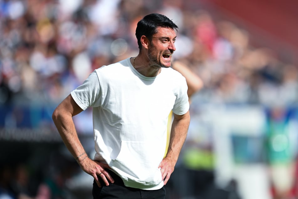 Die Zeit von Albert Riera (44) als Trainer der Hessen läuft nach wenigen Monaten wohl schon wieder ab.