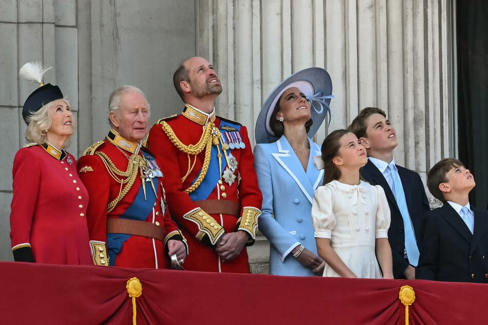 Königin Camilla (78, v.l.), König Charles (77), Prinz William (43), Prinzessin Kate (44), Prinzessin Charlotte (11), Prinz George (12) und Prinz Louis (8) schauten auf dem Balkon des Buckingham-Palace der Parade zu.