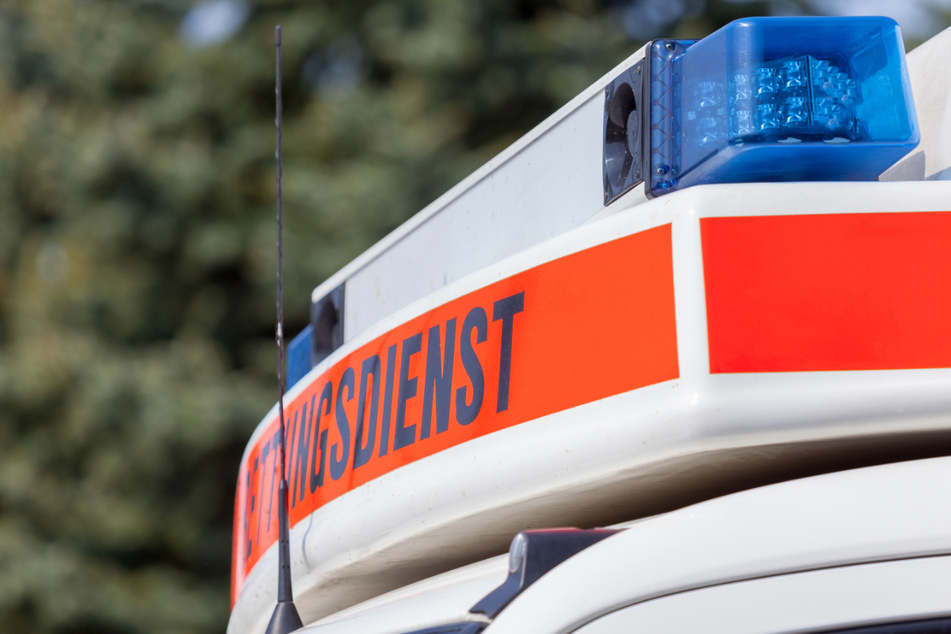 Tödlicher Unfall auf Landstraße: Zwei Autos stoßen bei Nebel zusammen